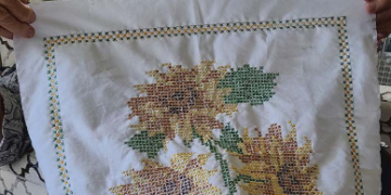 Pearl Keister holding her Blue Ribbon quilt