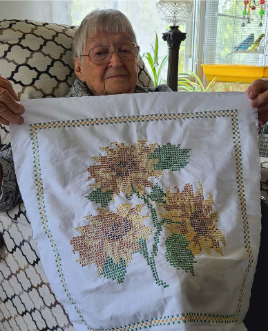 Pearl Keister holding her Blue Ribbon quilt