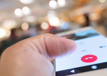 Person hanging up on an iphone.