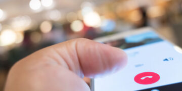 Person hanging up on an iphone.